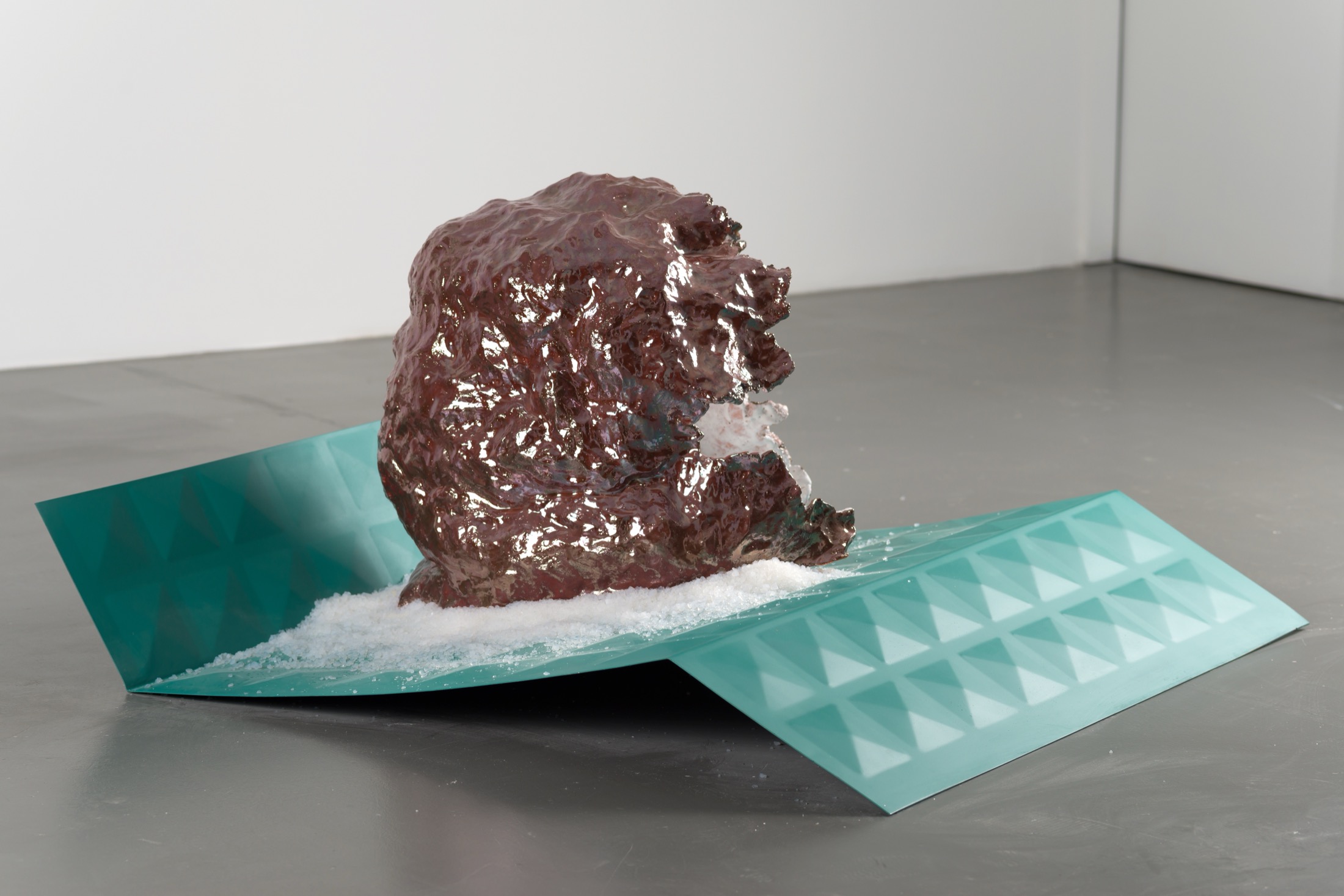 Kemet, glazed ceramic, steel panel, paint, silica sand, 107 x 102 x 58 cm., installation view, Aeolian, Nesrin Esirtgen, Istanbul, 2013.
